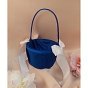 Real flor azul chica de la cesta con la cinta blanca