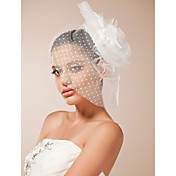 fascinator de boda de tul / tocado con rosetas blancas y plumas