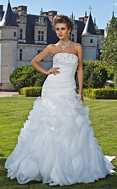 Trumpet/Mermaid Strapless Chapel Train Organza Wedding Dress