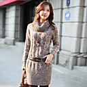 Frauen mit langen High-Neck Pullover